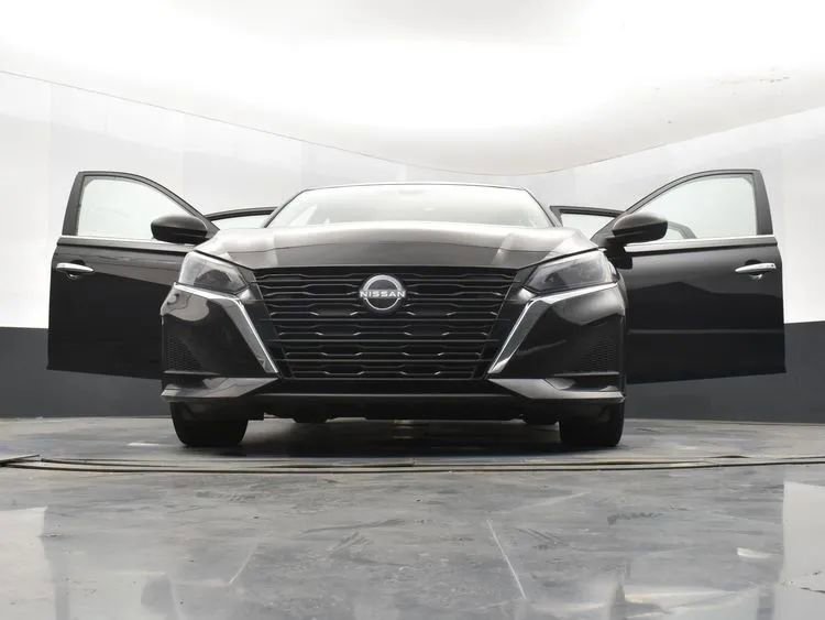 Used 2025 Nissan Altima 2.5 SV image 11