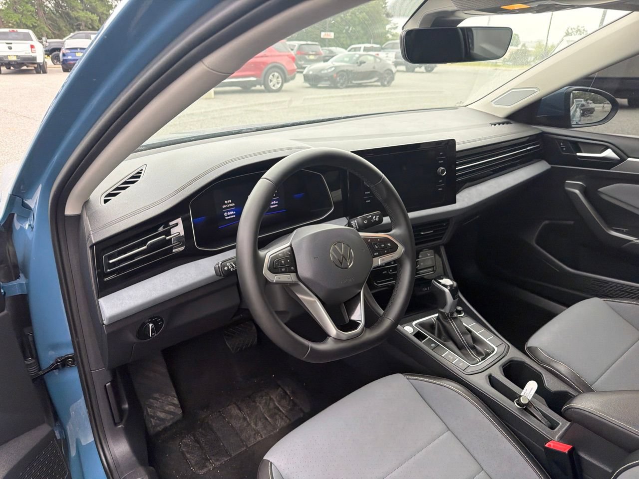 Used 2025 Volkswagen Jetta SE FWD image 4