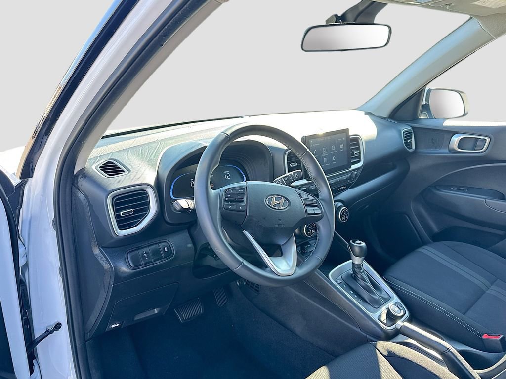Used 2025 Hyundai Venue SEL image 20