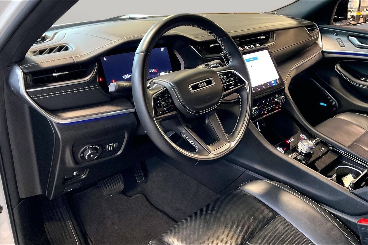 Certified 2022 Jeep Grand Cherokee Overland w/ Luxury Tech Group IV AWD/4WD image 21