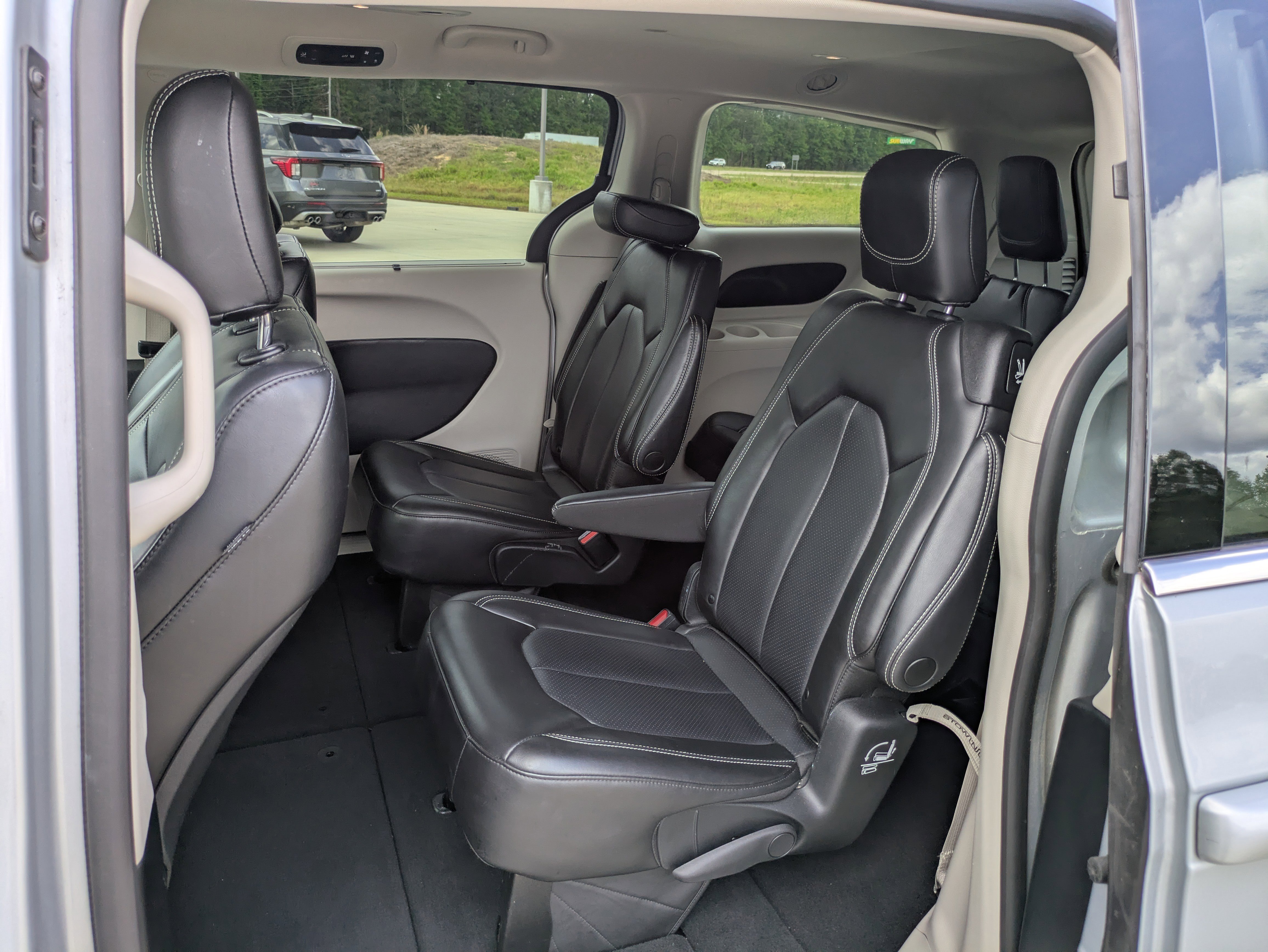 Used 2023 Chrysler Pacifica Touring-L FWD image 7