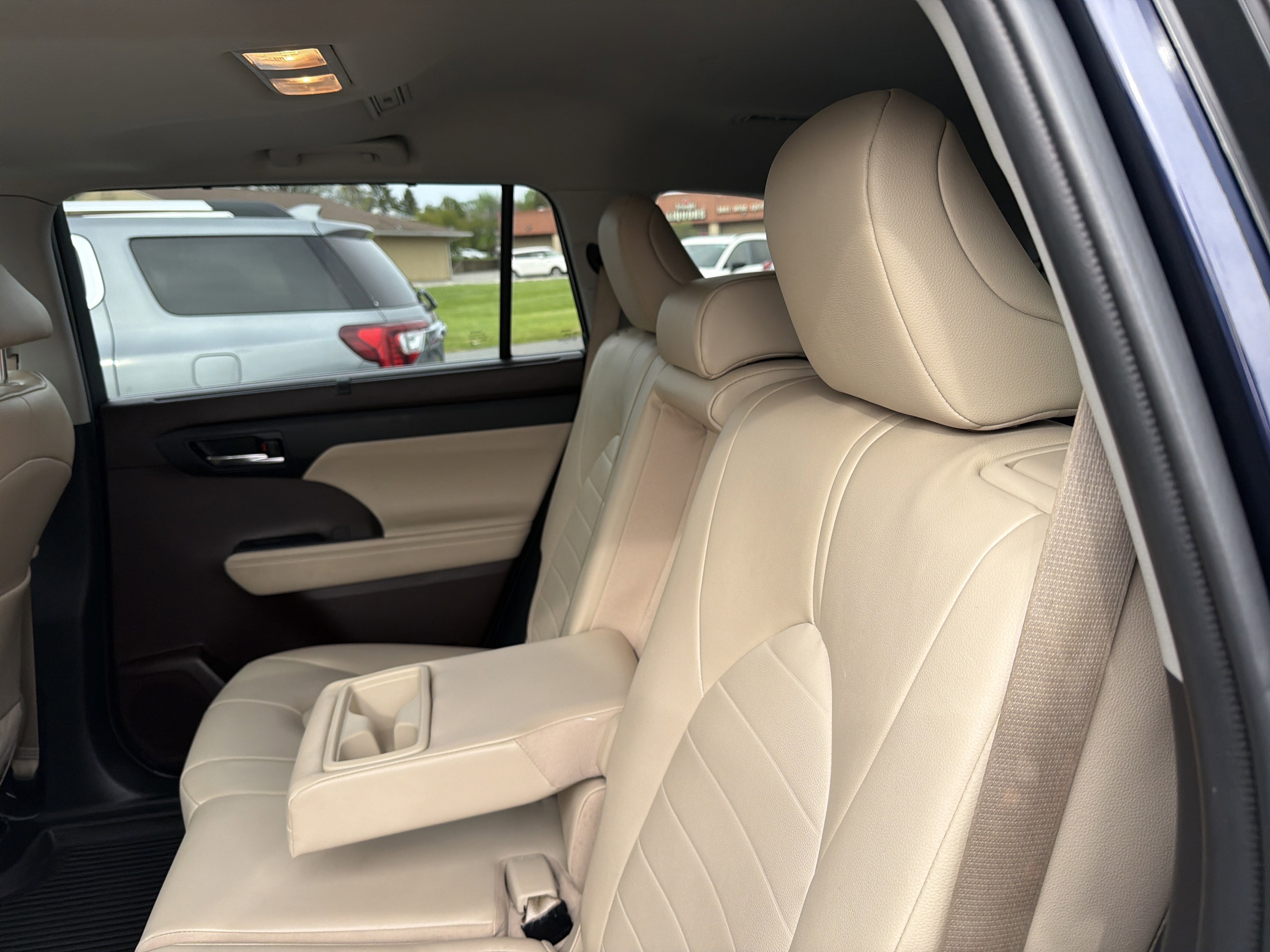 Used 2022 Toyota Highlander XLE AWD/4WD image 56