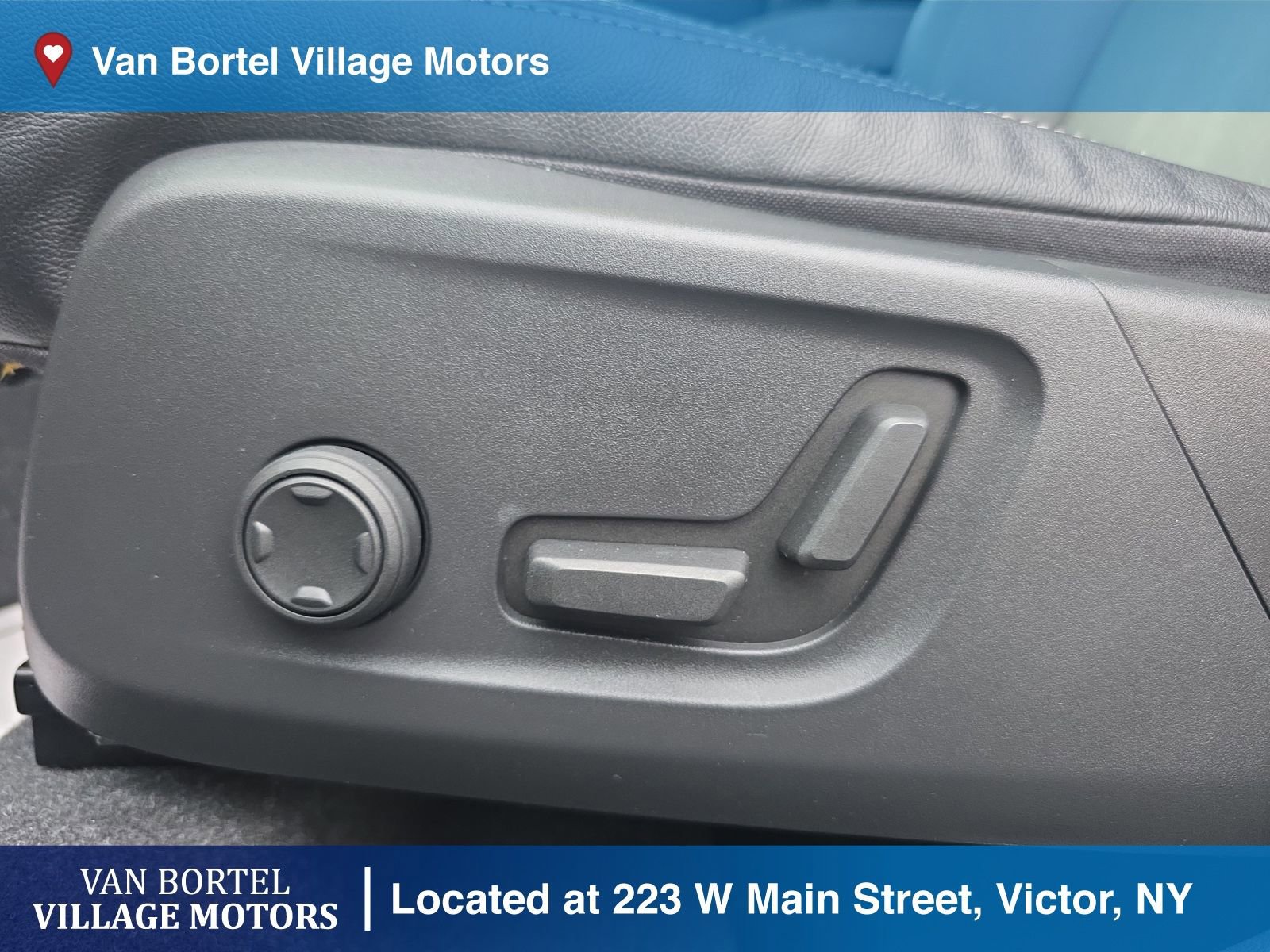 Used 2023 Volvo XC40 B5 Ultimate image 13