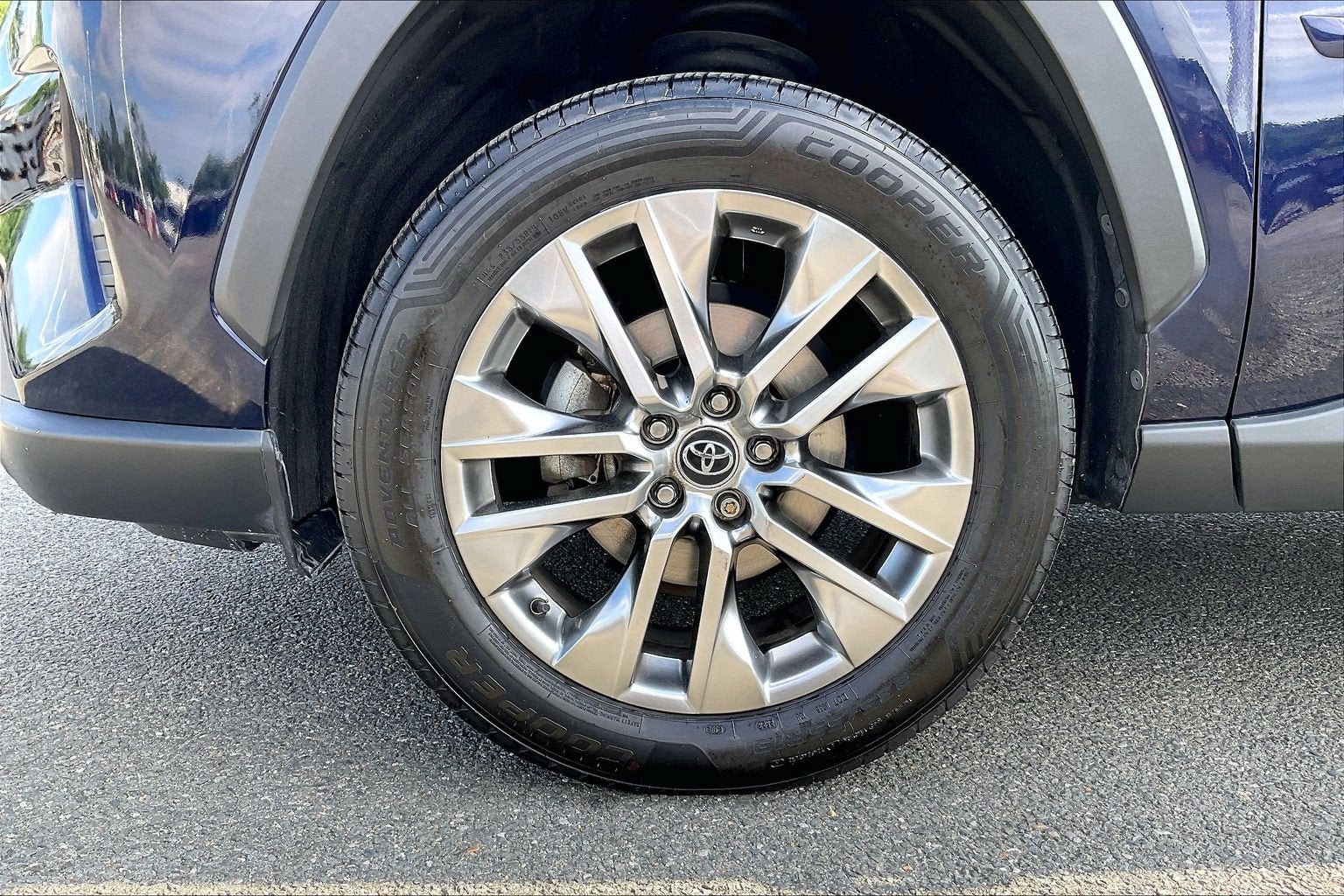 Used 2020 Toyota RAV4 XLE Premium AWD/4WD image 9
