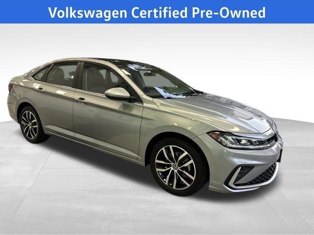 Used 2025 Volkswagen Jetta SE w/ Sunroof Package FWD image 11