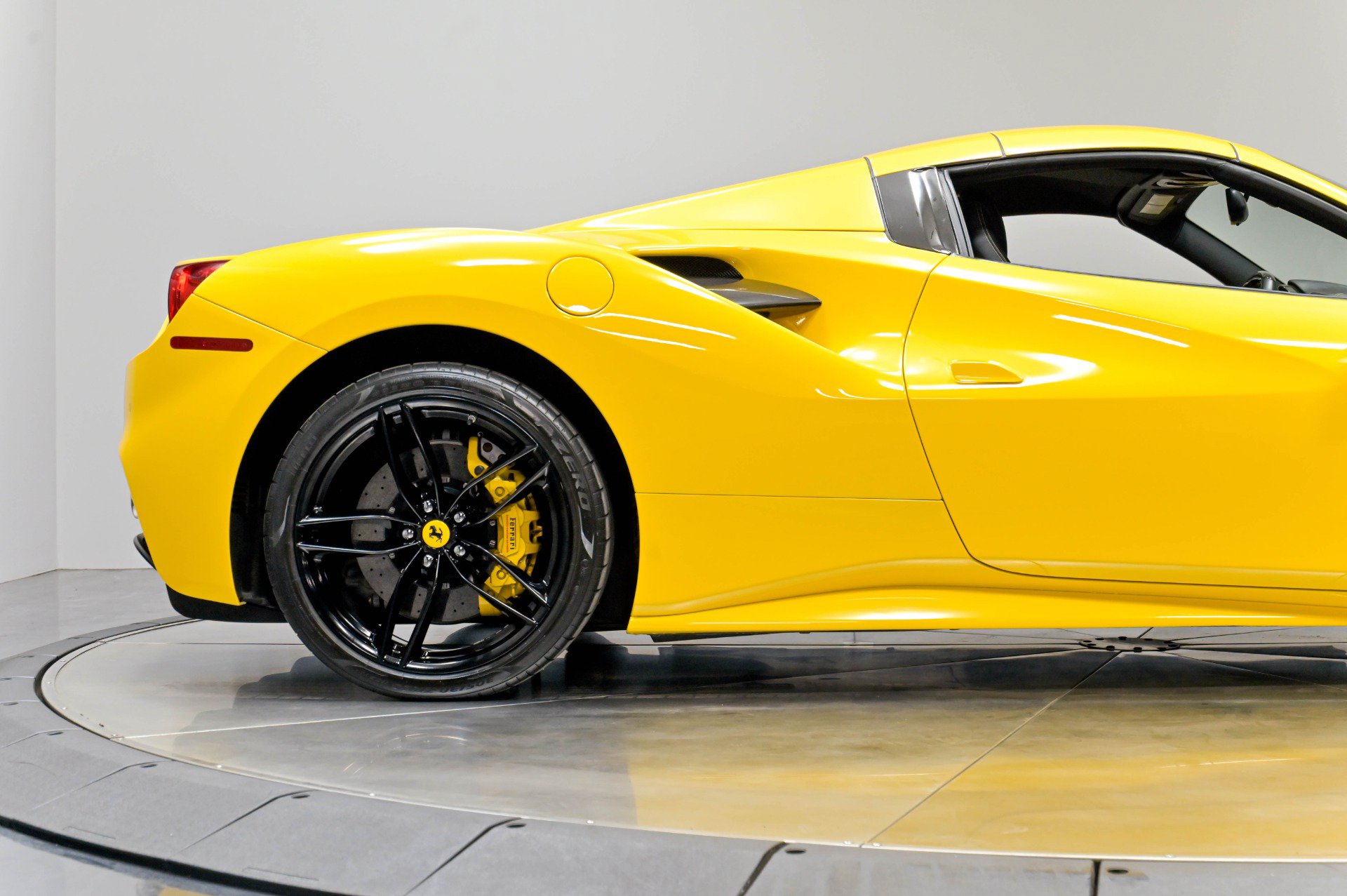 Used 2017 Ferrari 488 Spider RWD image 27