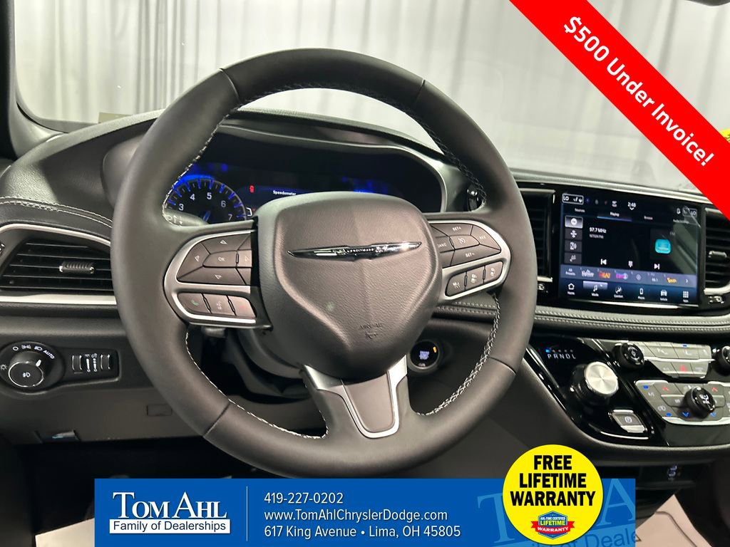 New 2026 Chrysler Pacifica Select image 13