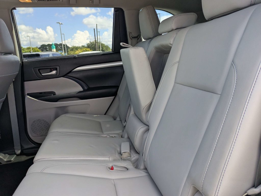 Used 2014 Toyota Highlander XLE AWD/4WD image 15