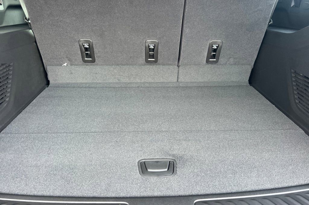 New 2026 Chevrolet Suburban LT image 13