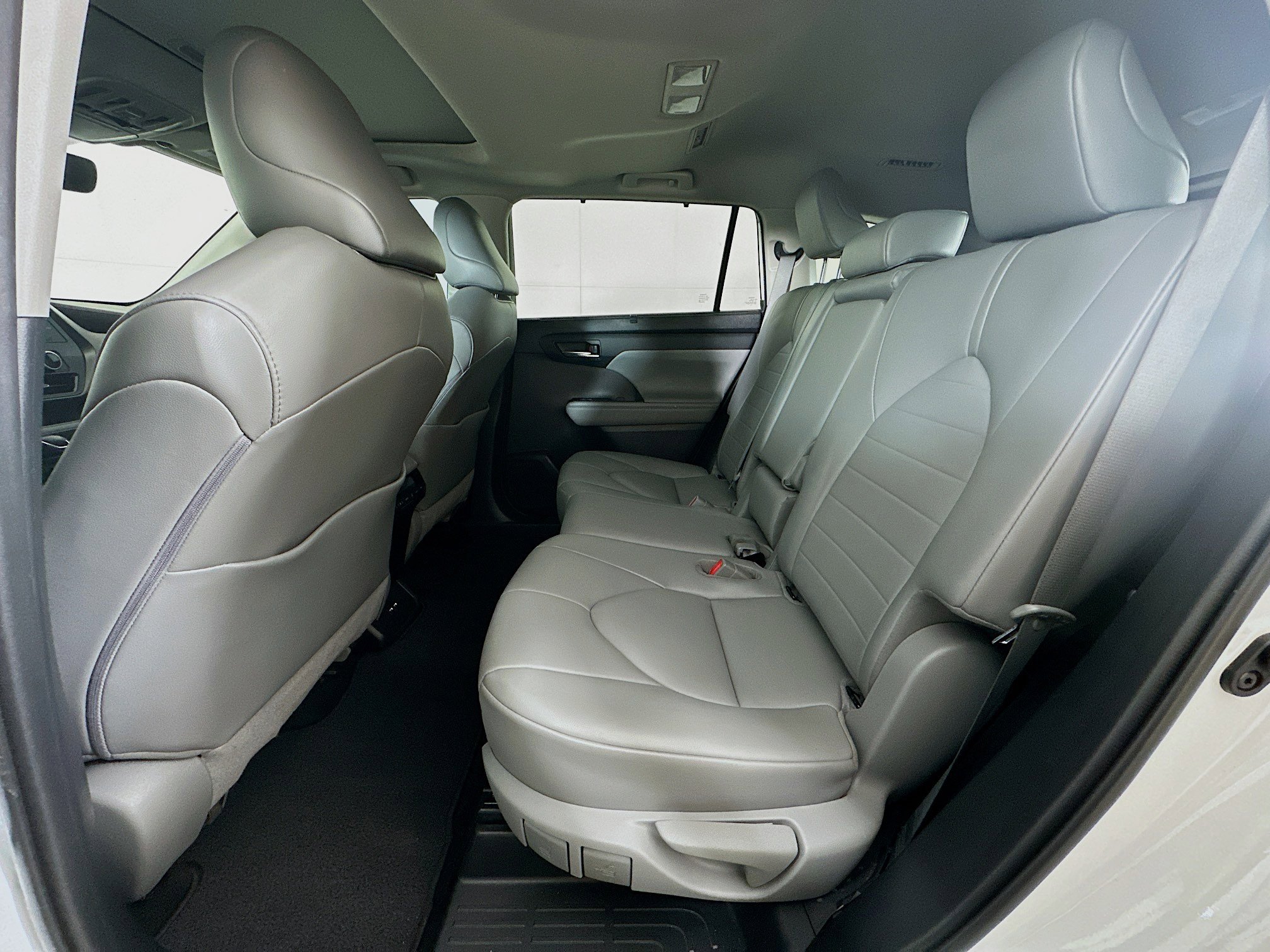 Used 2021 Toyota Highlander XLE FWD image 29