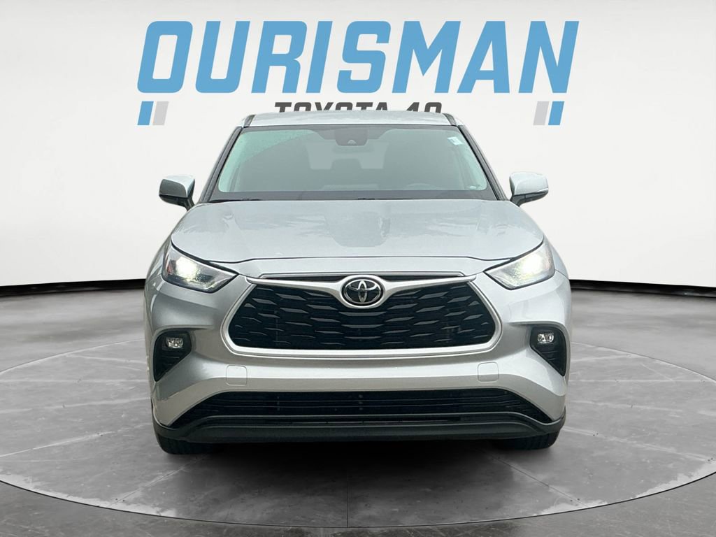 Used 2023 Toyota Highlander LE FWD image 2