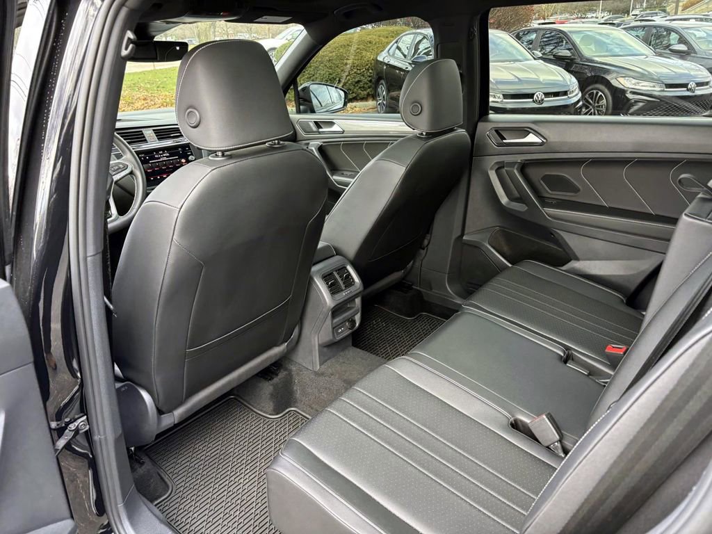 Used 2023 Volkswagen Tiguan SE R-Line image 27