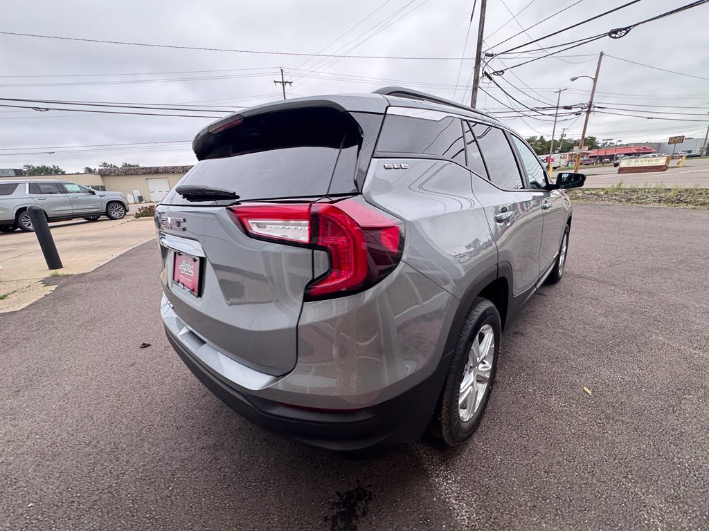Used 2024 GMC Terrain SLE w/ Driver Convenience Package FWD image 5