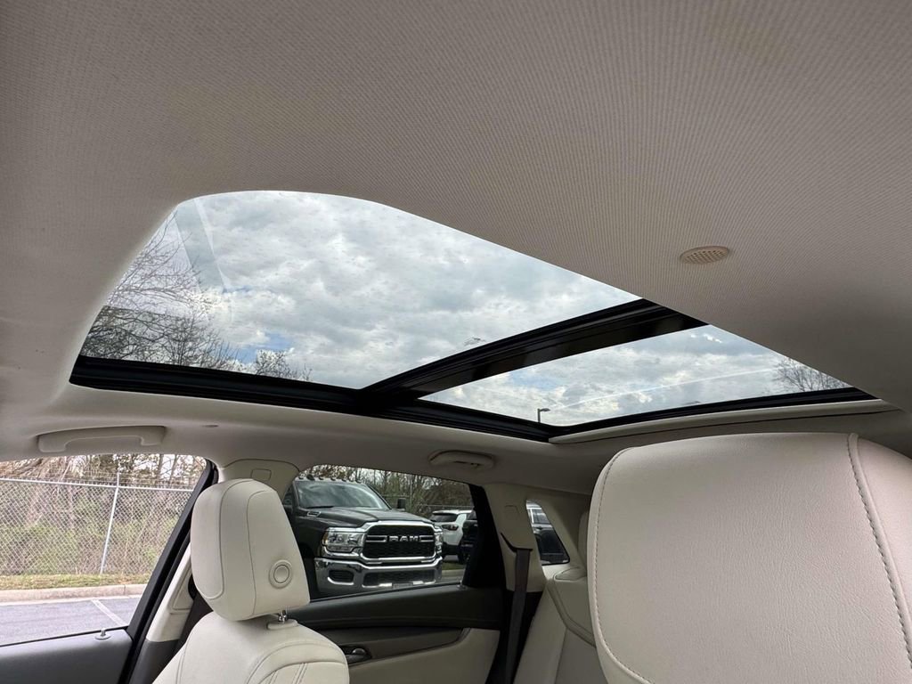 Used 2017 Cadillac XT5 Premium Luxury FWD image 5