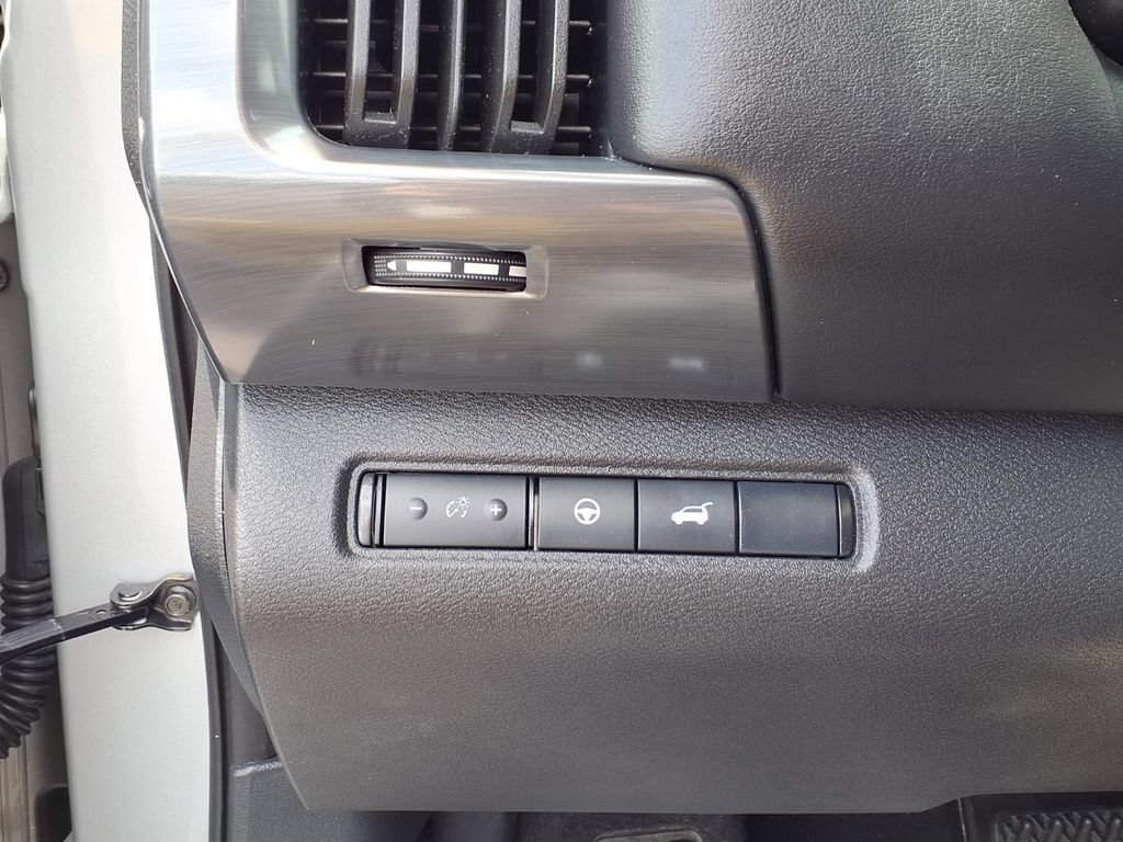 Used 2025 Nissan Pathfinder SL FWD image 17
