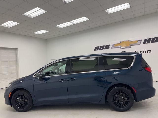 Used 2023 Chrysler Pacifica Touring-L FWD image 8