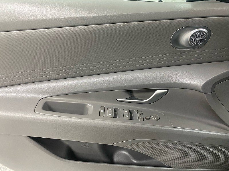 Used 2025 Hyundai Elantra SE image 9