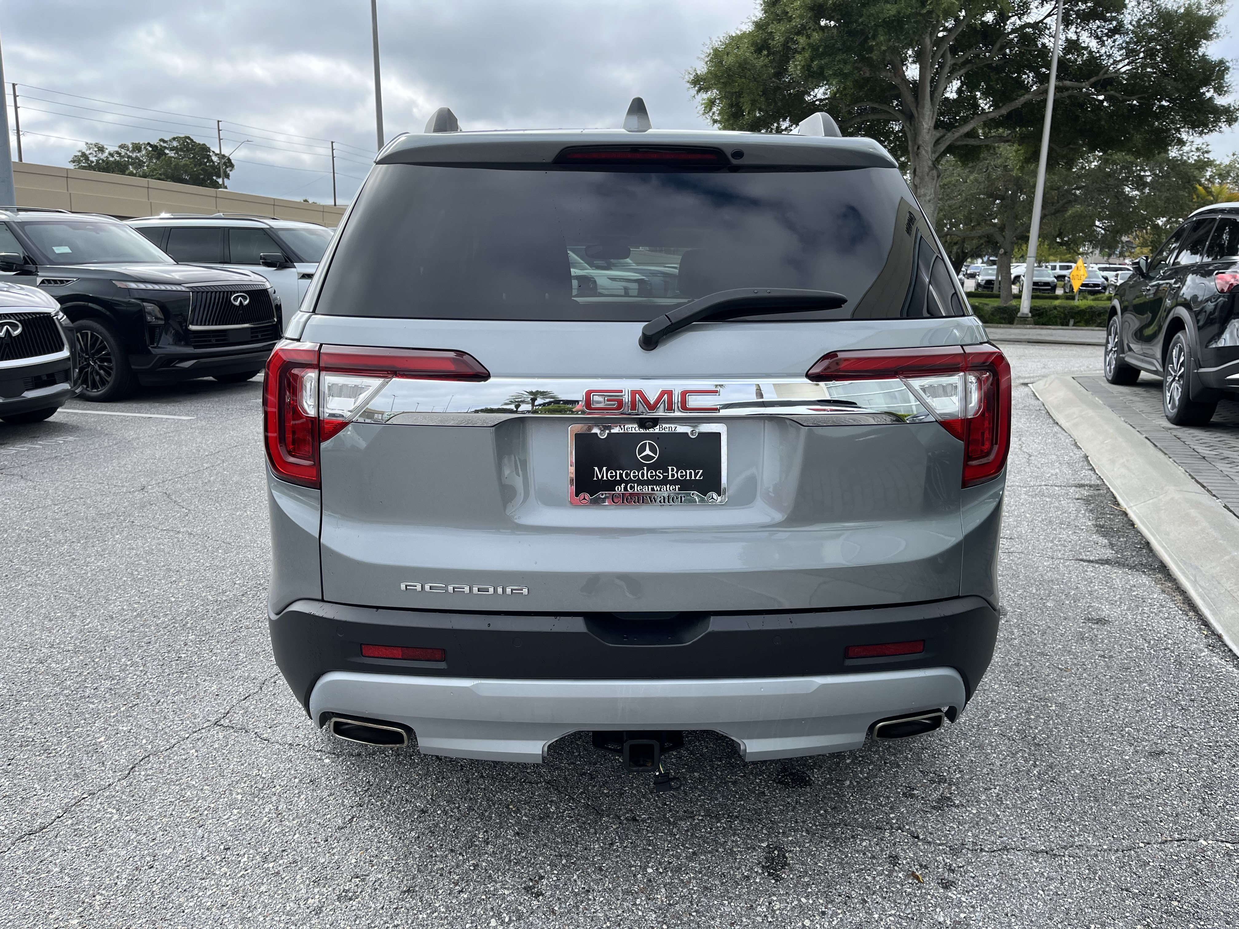 Used 2023 GMC Acadia SLT FWD image 7