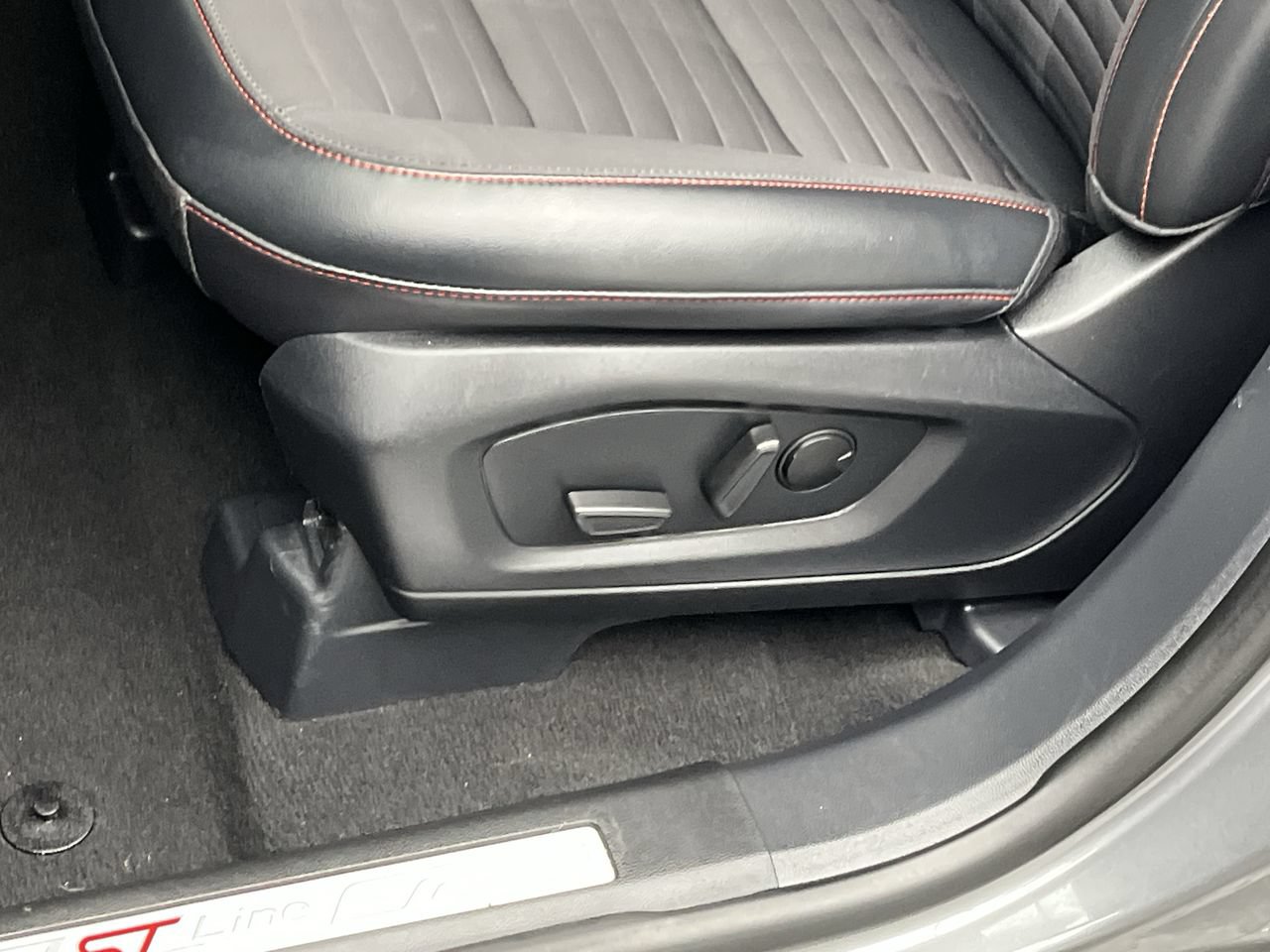 Certified 2025 Ford Explorer ST-Line AWD/4WD image 11