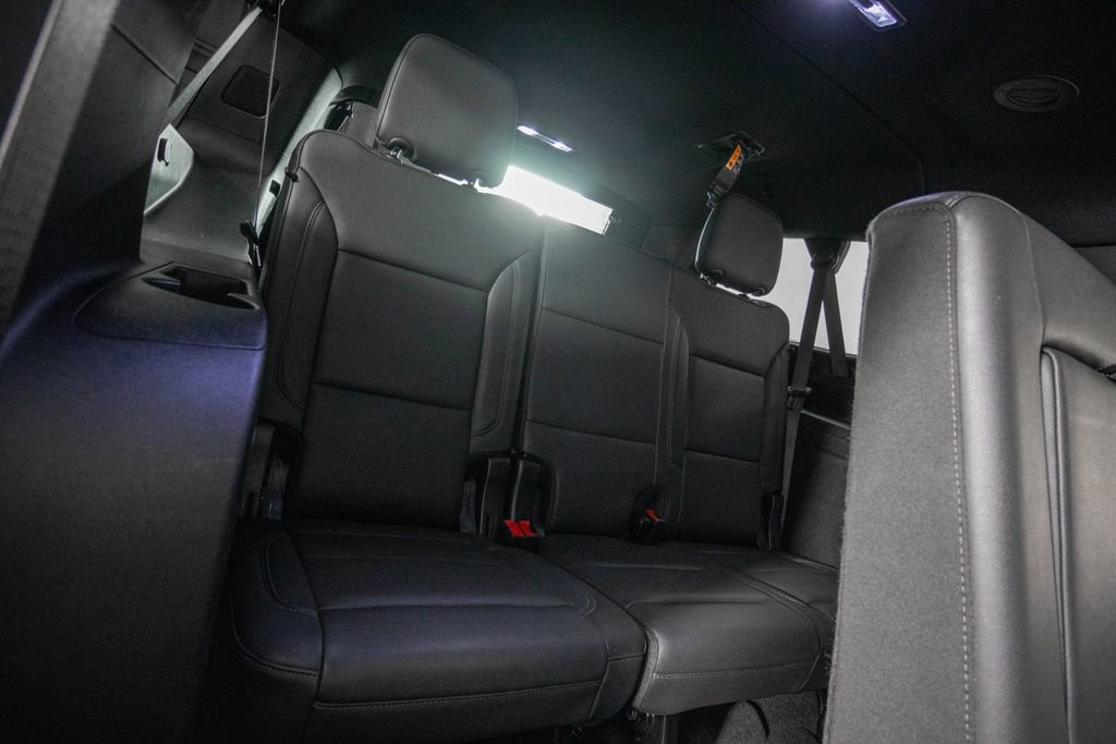 Used 2025 Chevrolet Suburban Z71 AWD/4WD image 13
