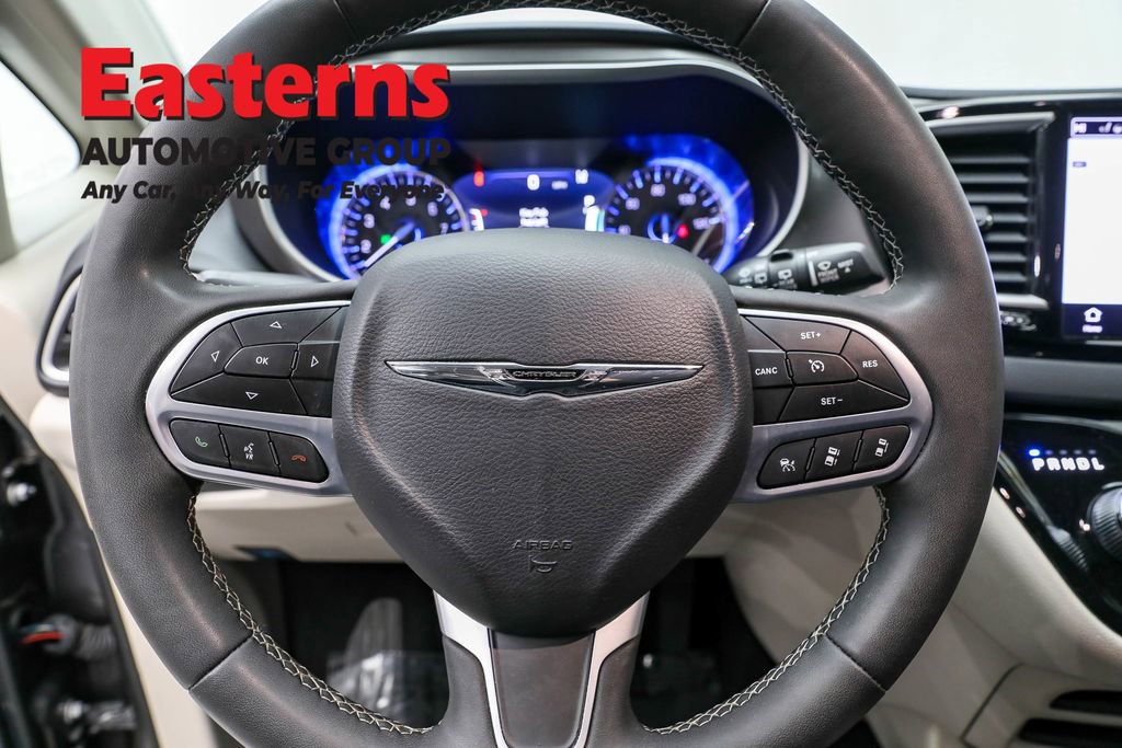 Used 2023 Chrysler Pacifica Touring-L image 10