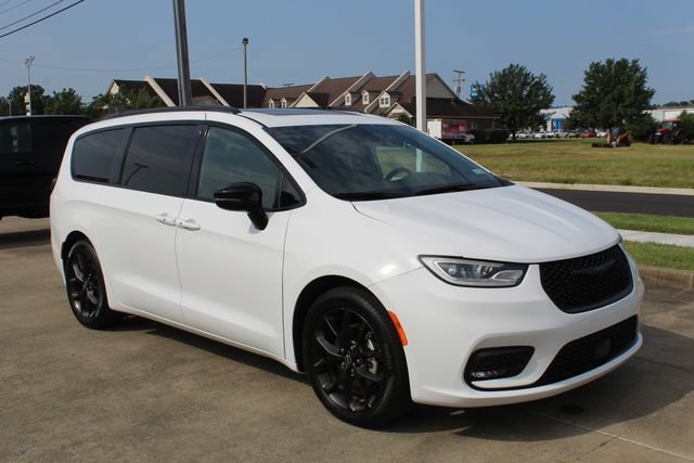 Used 2025 Chrysler Pacifica Limited FWD image 7