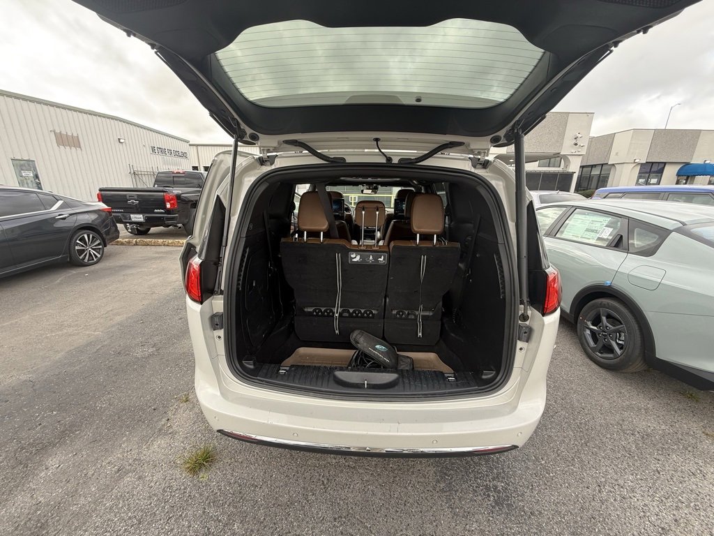 Used 2020 Chrysler Pacifica Limited w/ Advanced Safetytec Group image 14