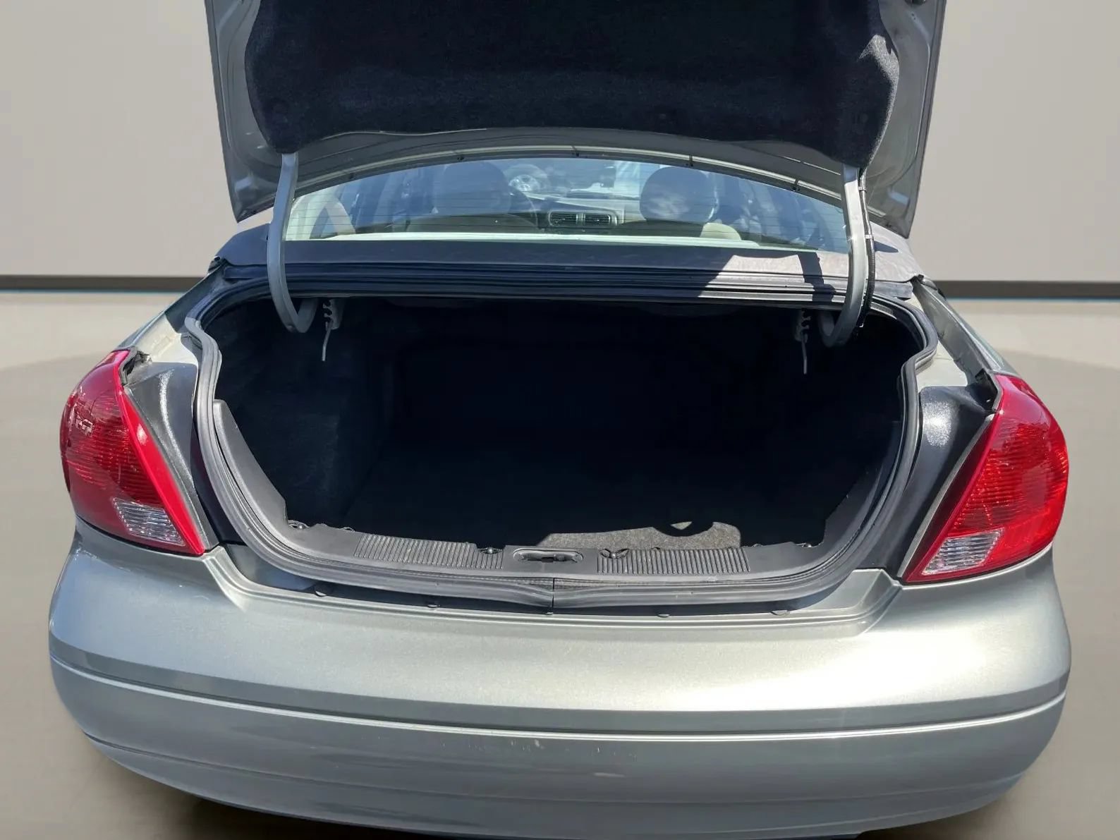 Used 2002 Ford Taurus SE FWD image 5