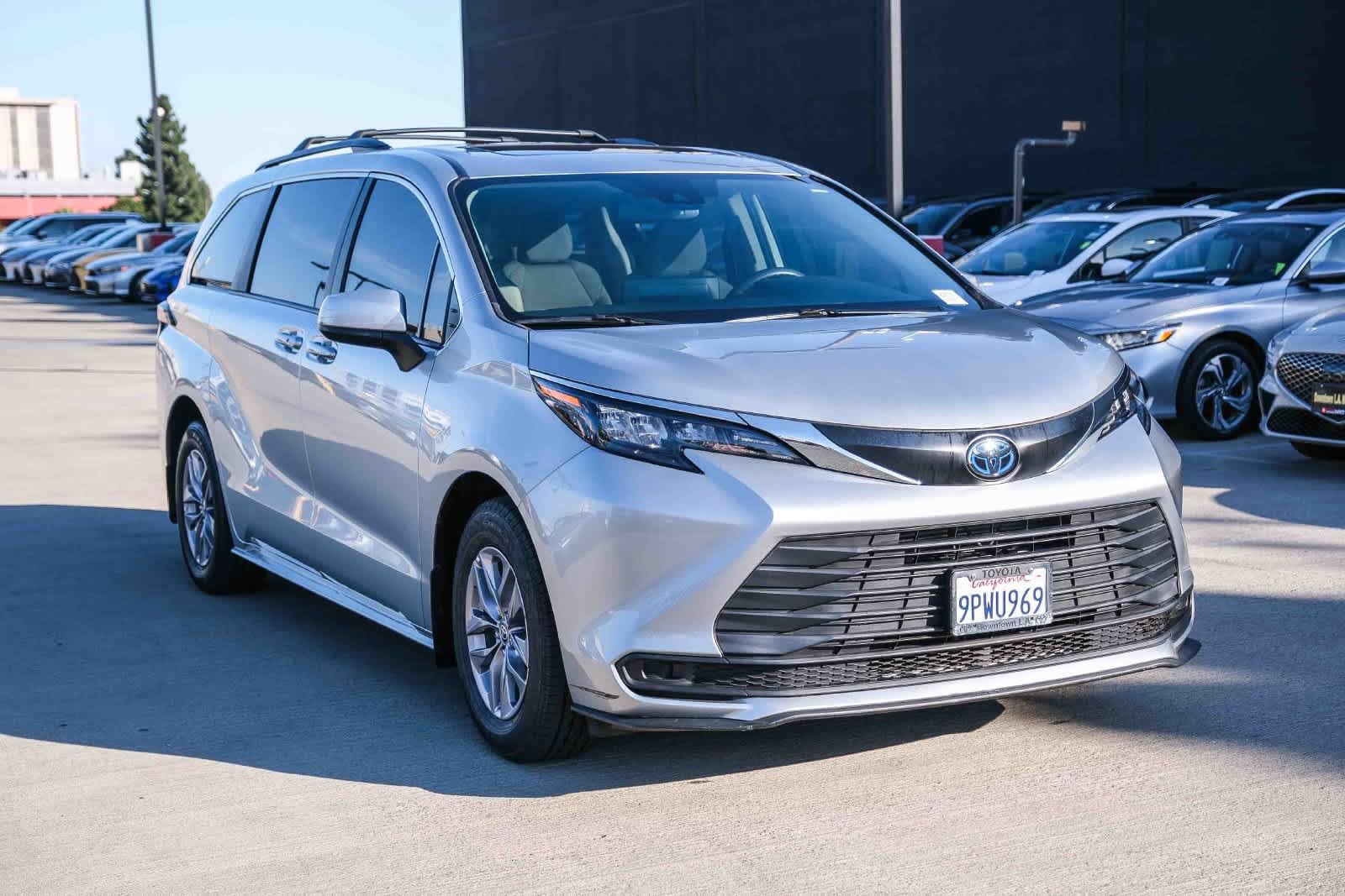Used 2024 Toyota Sienna LE w/ LE Plus Package FWD image 3
