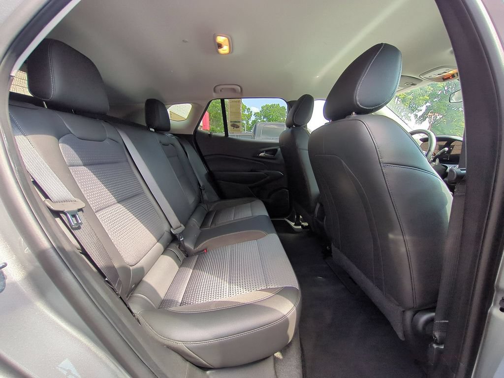Used 2025 Chevrolet Trax LT w/ LT Convenience Package FWD image 29