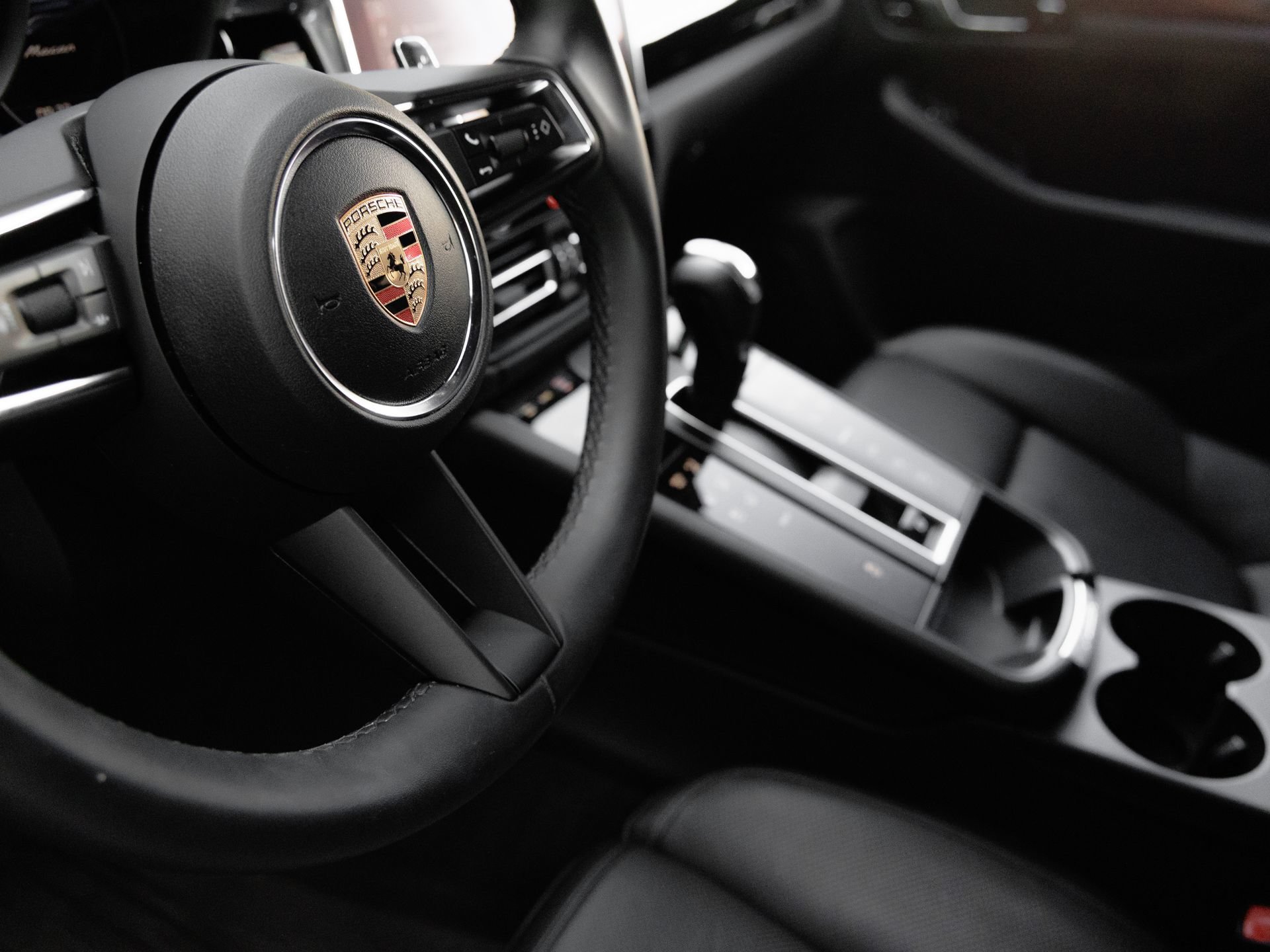 Certified 2025 Porsche Macan AWD/4WD image 19