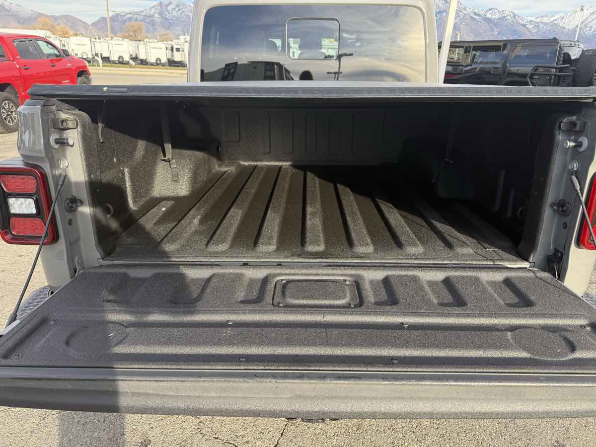 Used 2022 Jeep Gladiator Overland image 19