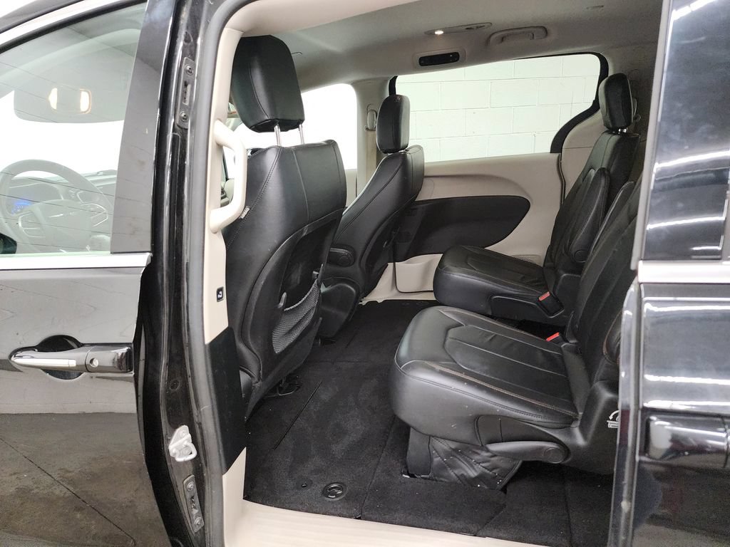 Used 2017 Chrysler Pacifica Touring-L FWD image 23