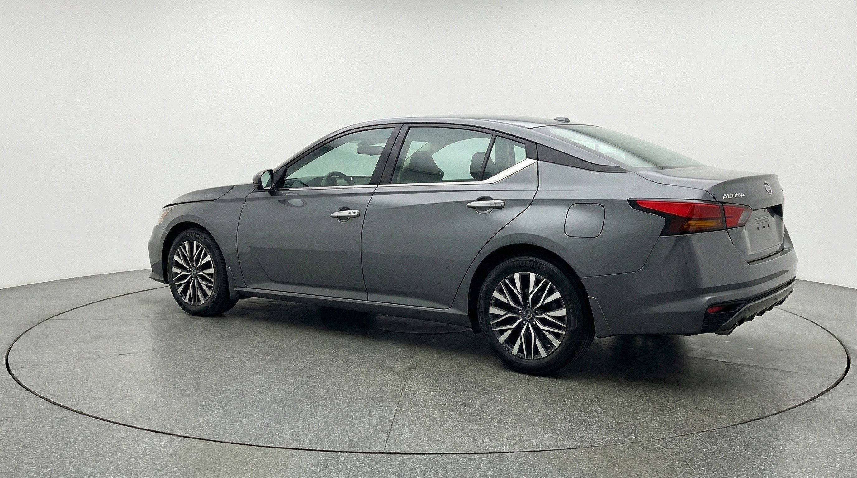 Used 2025 Nissan Altima 2.5 SV FWD image 6