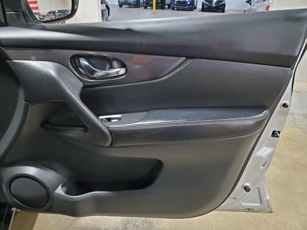 Used 2019 Nissan Rogue SV w/ Premium Package image 16