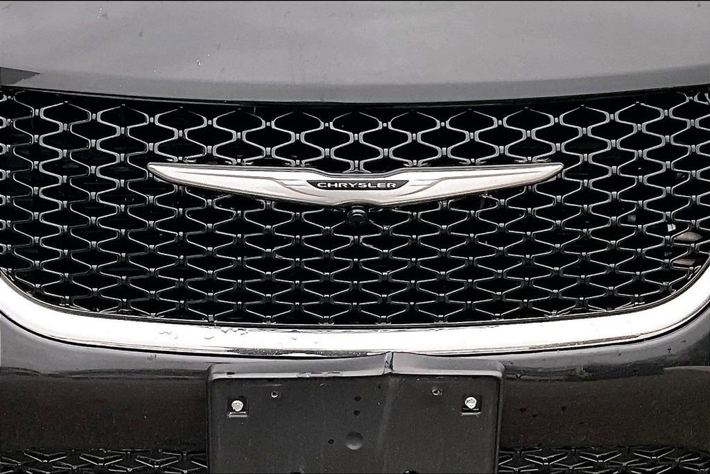 Used 2021 Chrysler Pacifica Touring-L image 30