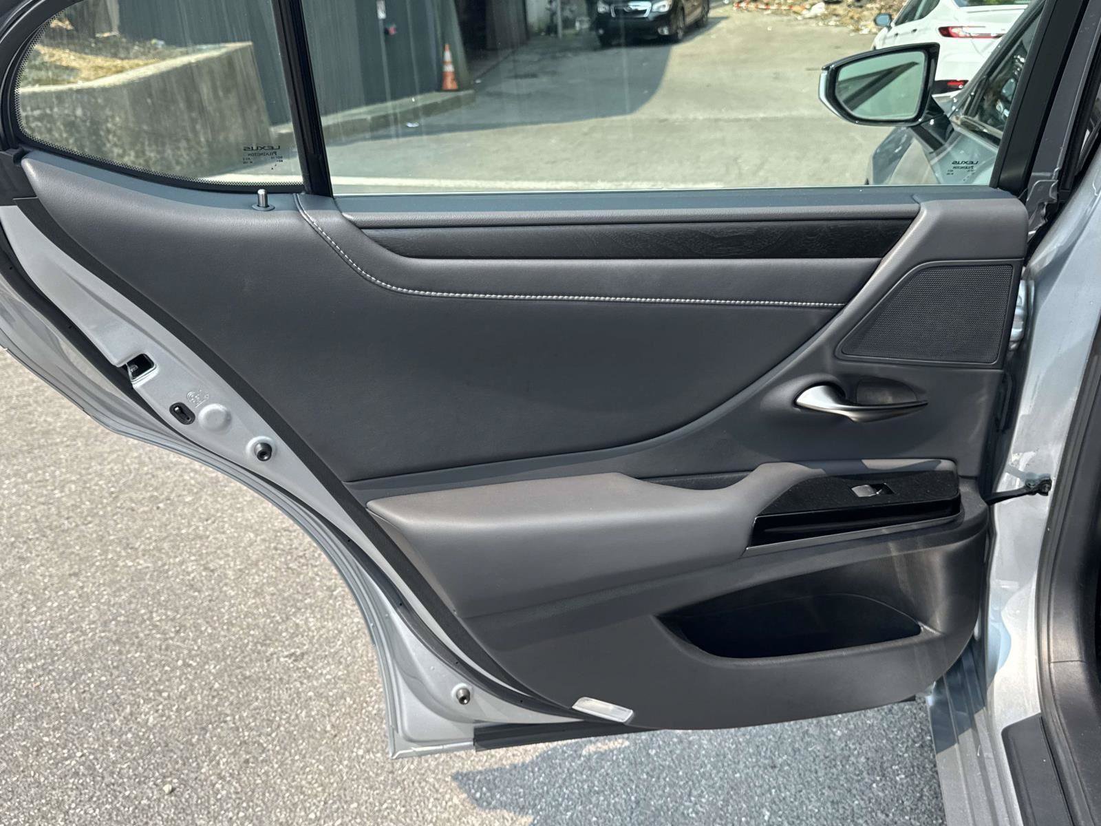 Used 2022 Lexus ES 350 w/ Premium Package FWD image 12