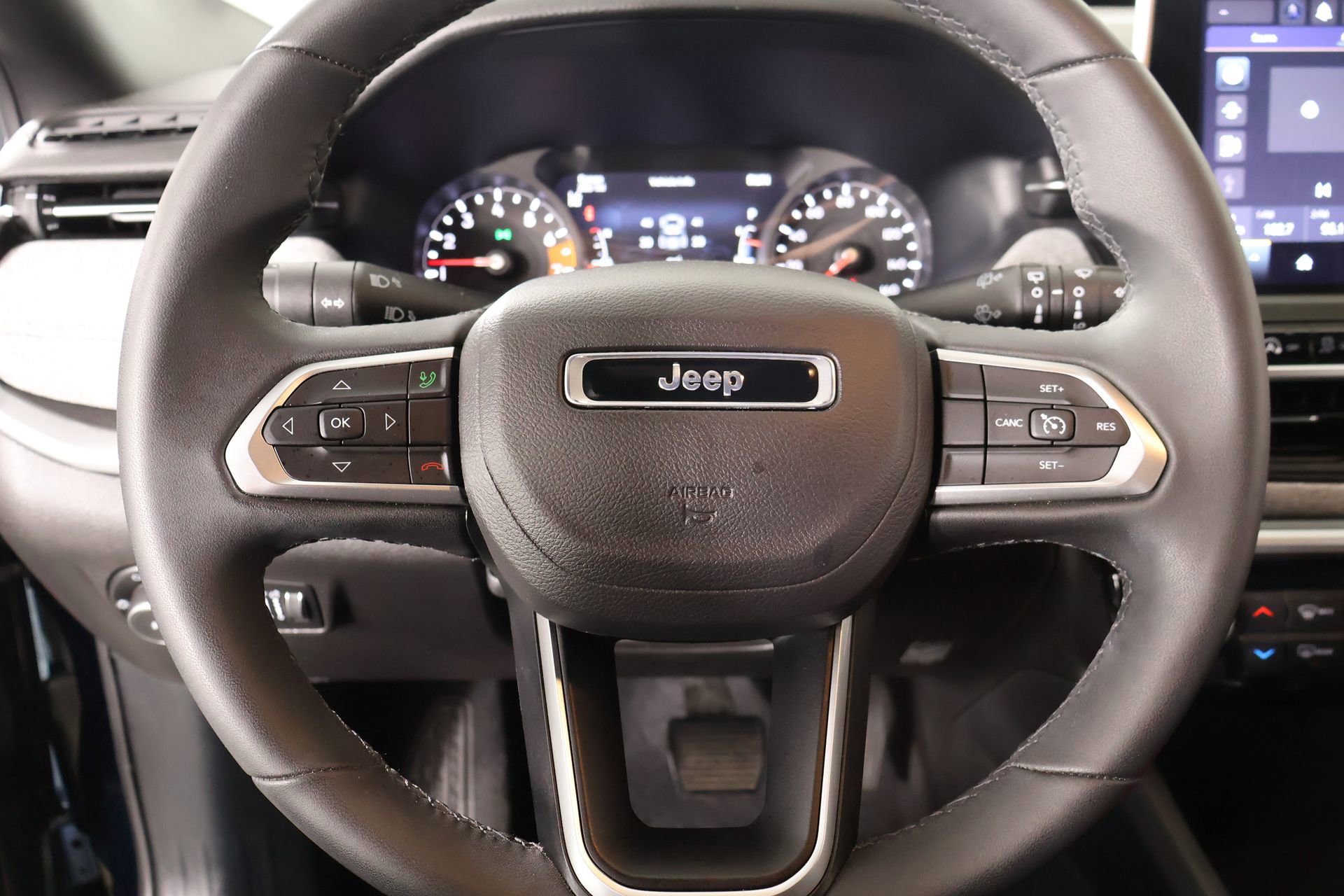 Used 2024 Jeep Compass Latitude image 3