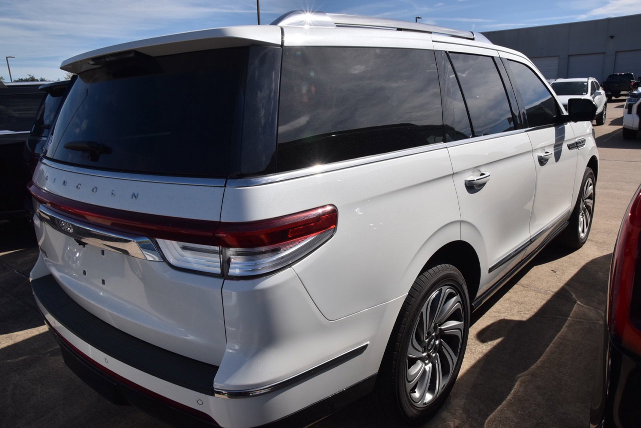 Used 2023 Lincoln Navigator 2WD image 5