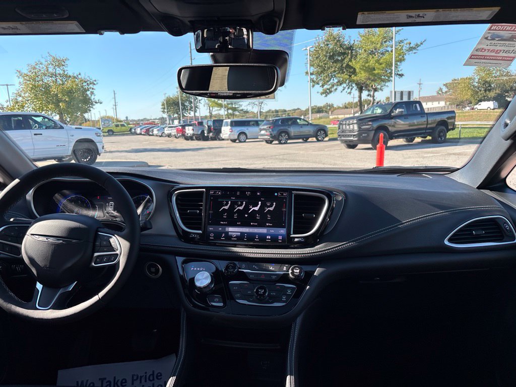 New 2027 Chrysler Pacifica Limited FWD image 2