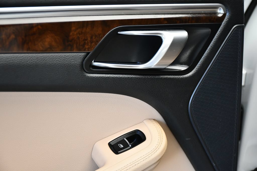 Certified 2023 Porsche Macan S AWD/4WD image 37