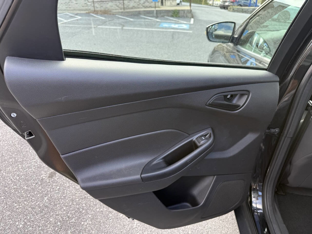 Used 2012 Ford Focus SE w/ SE Winter Pkg image 13