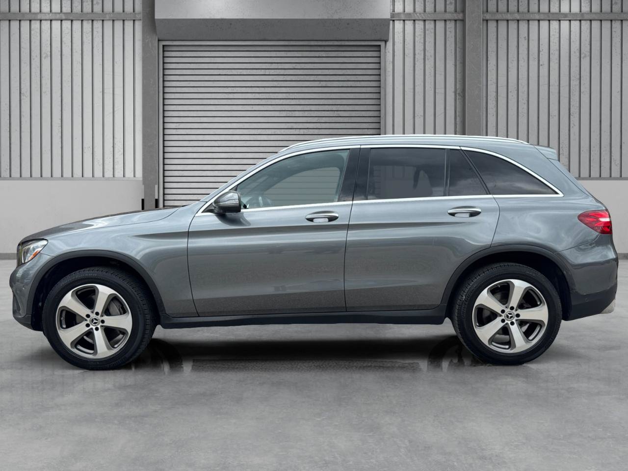 Used 2018 Mercedes-Benz GLC 300 4MATIC image 2