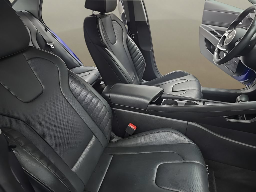 Certified 2025 Hyundai Elantra Limited FWD image 26