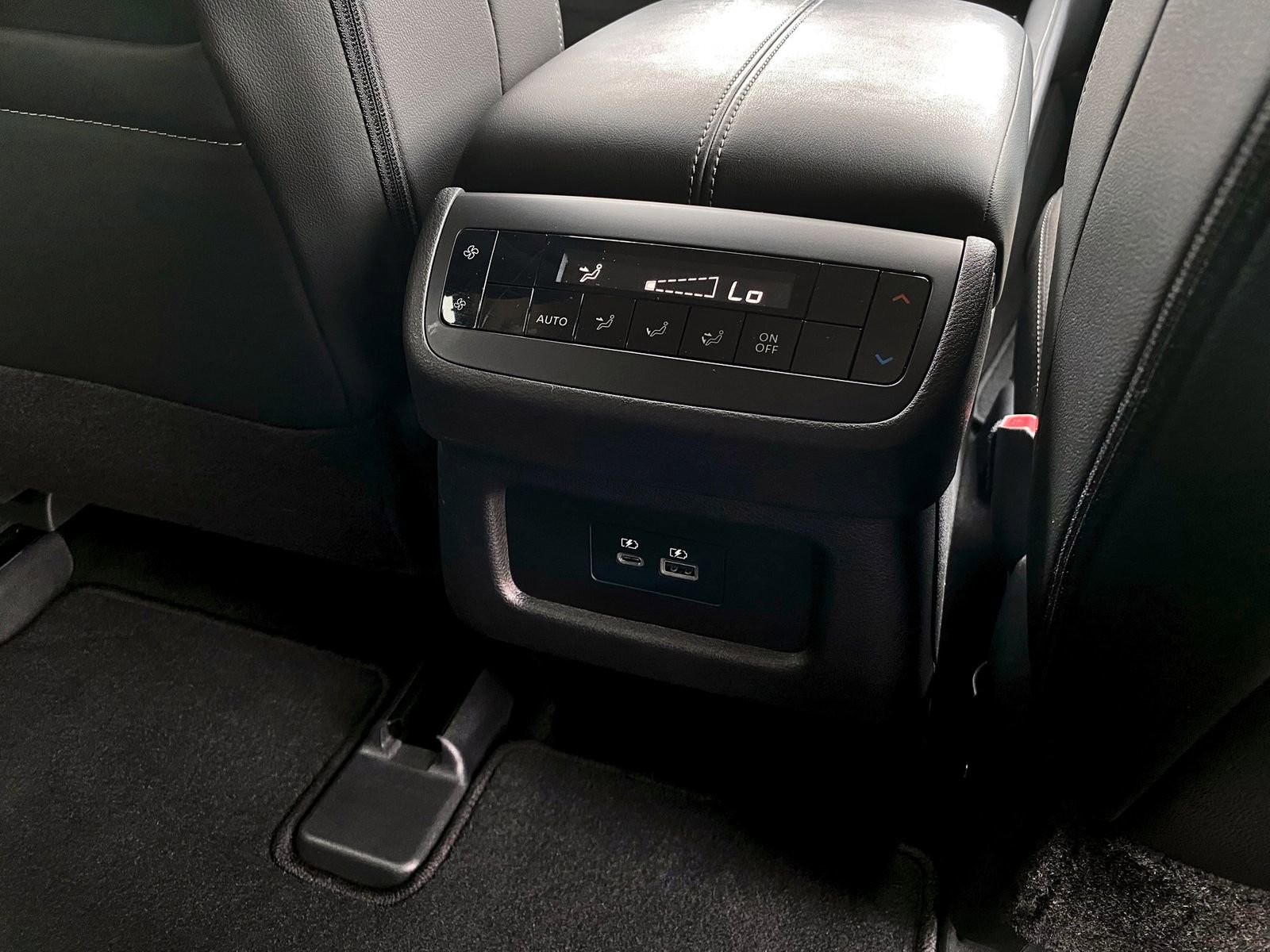 Used 2025 Nissan Pathfinder SL FWD image 27