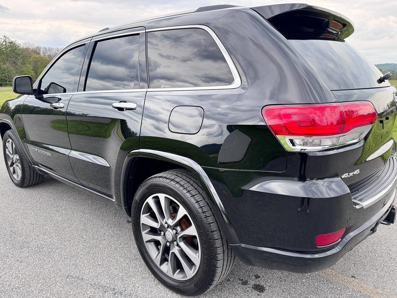 Used 2017 Jeep Grand Cherokee Overland AWD/4WD image 12