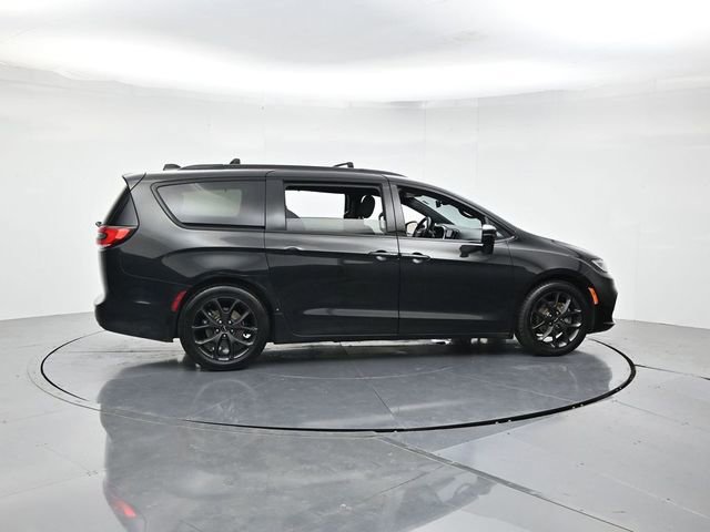 Used 2021 Chrysler Pacifica Touring w/ S Appearance Package FWD image 2