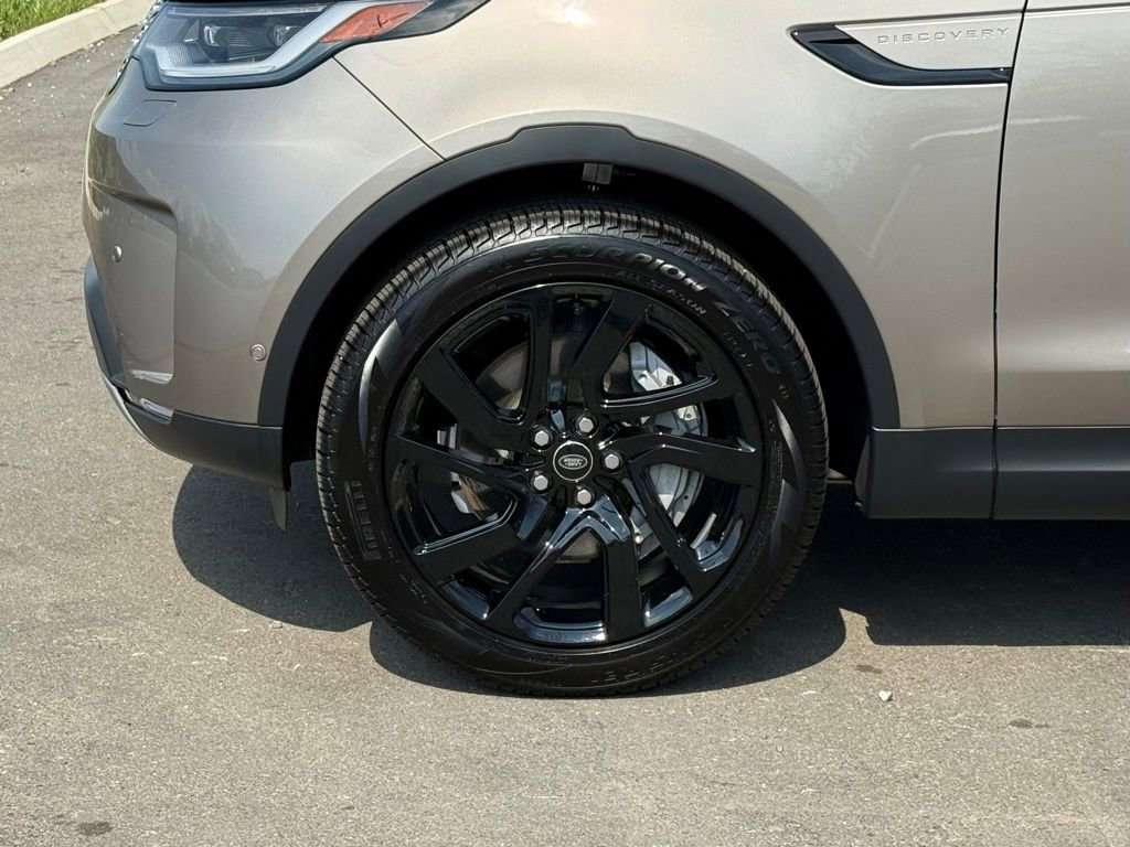 Certified 2025 Land Rover Discovery S image 9