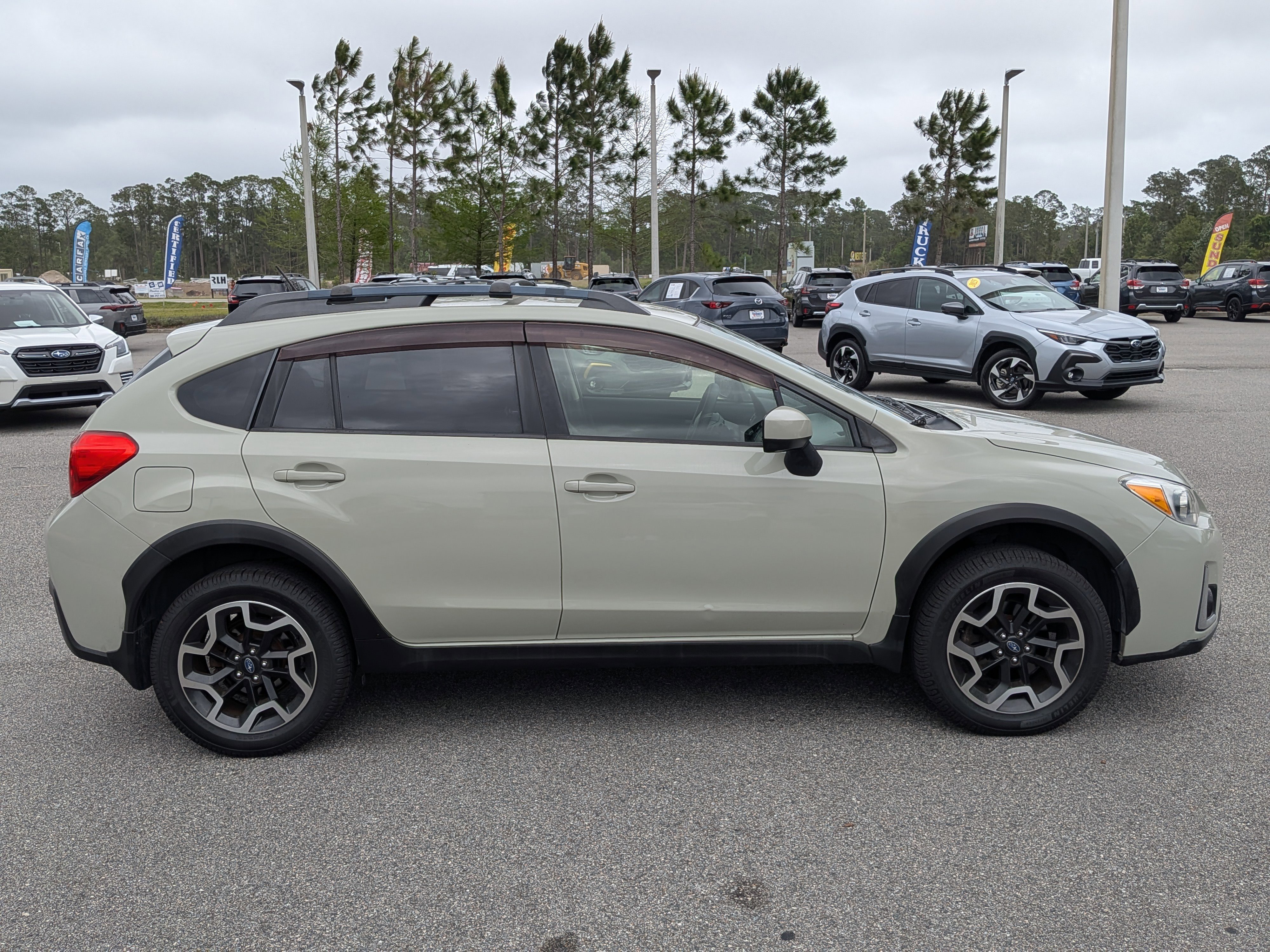 Used 2017 Subaru Crosstrek 2.0i Premium image 3