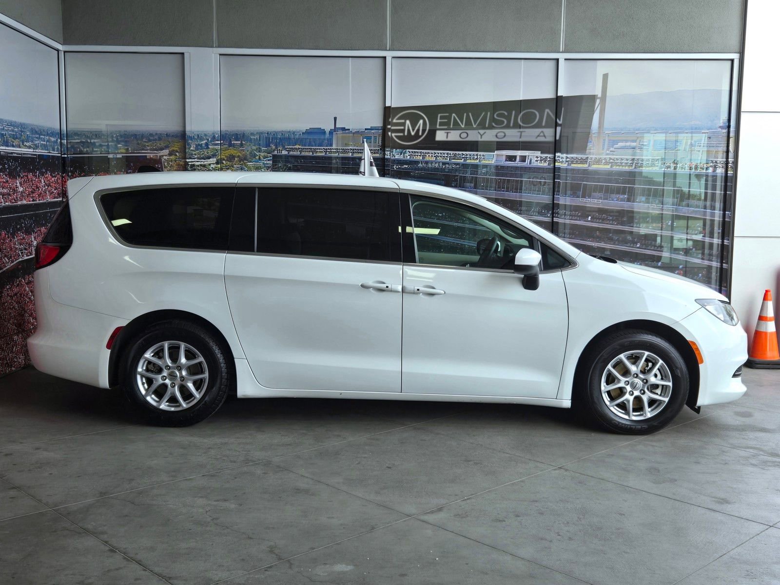 Used 2023 Chrysler Voyager LX image 4